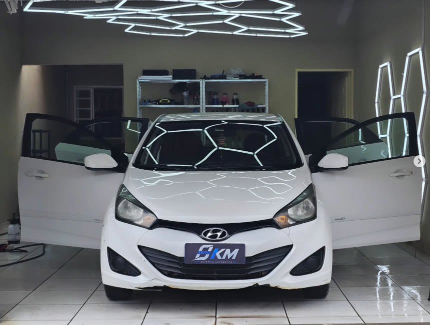 Estúdio 0KM com iluminação hexagonal